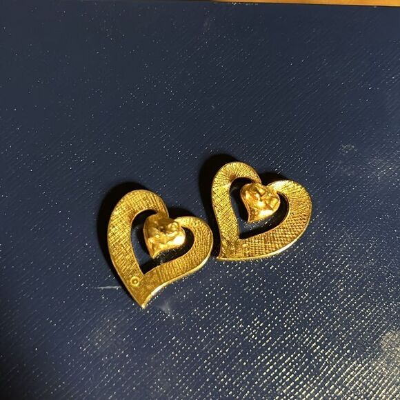 Vintage Avon red double heart pierced earrings. - Picture 2 of 3